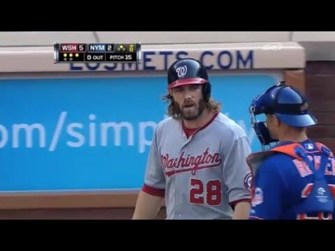 Risas ante el fan que irrumpi&oacute; en el campo